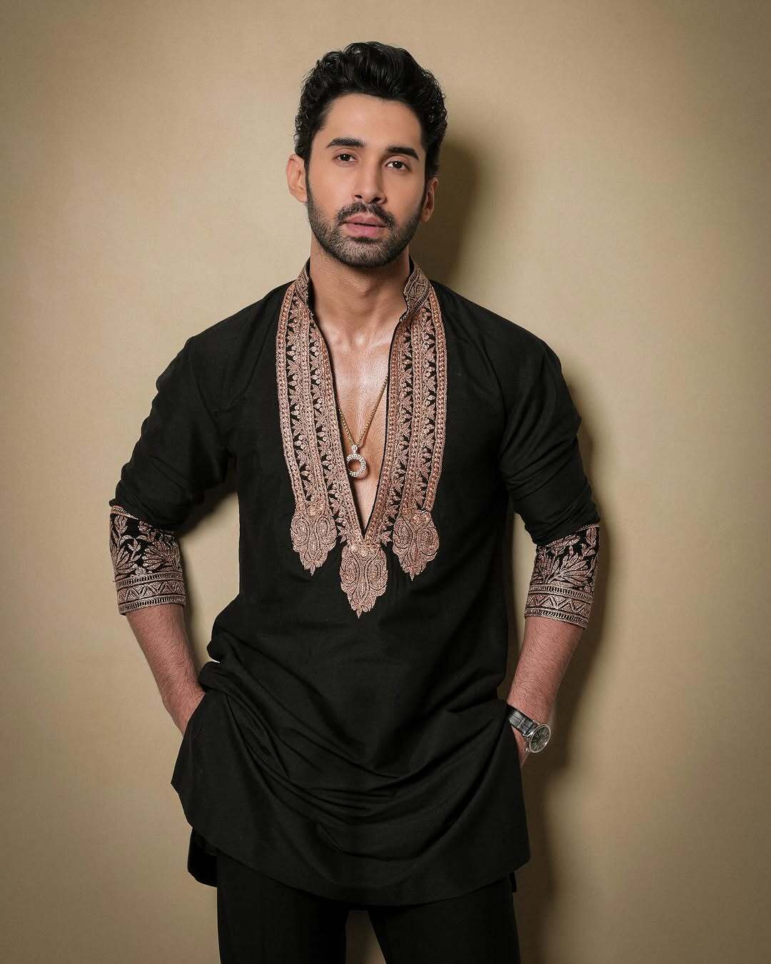 Men's Black kurta set with V-Neck Thread Work Embroidery