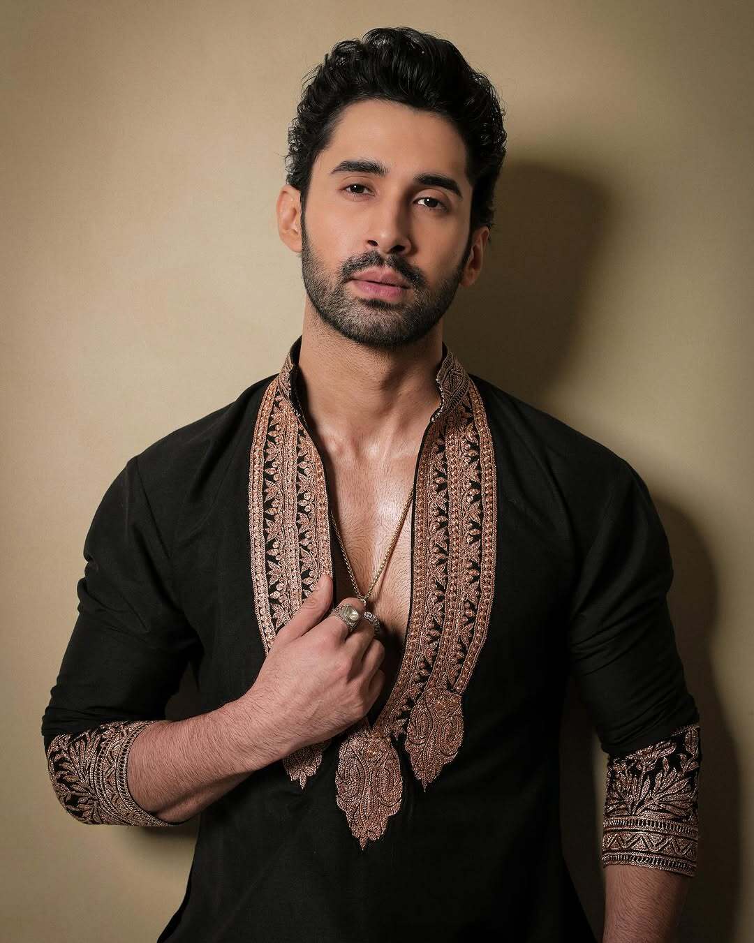 Men's Black kurta set with V-Neck Thread Work Embroidery