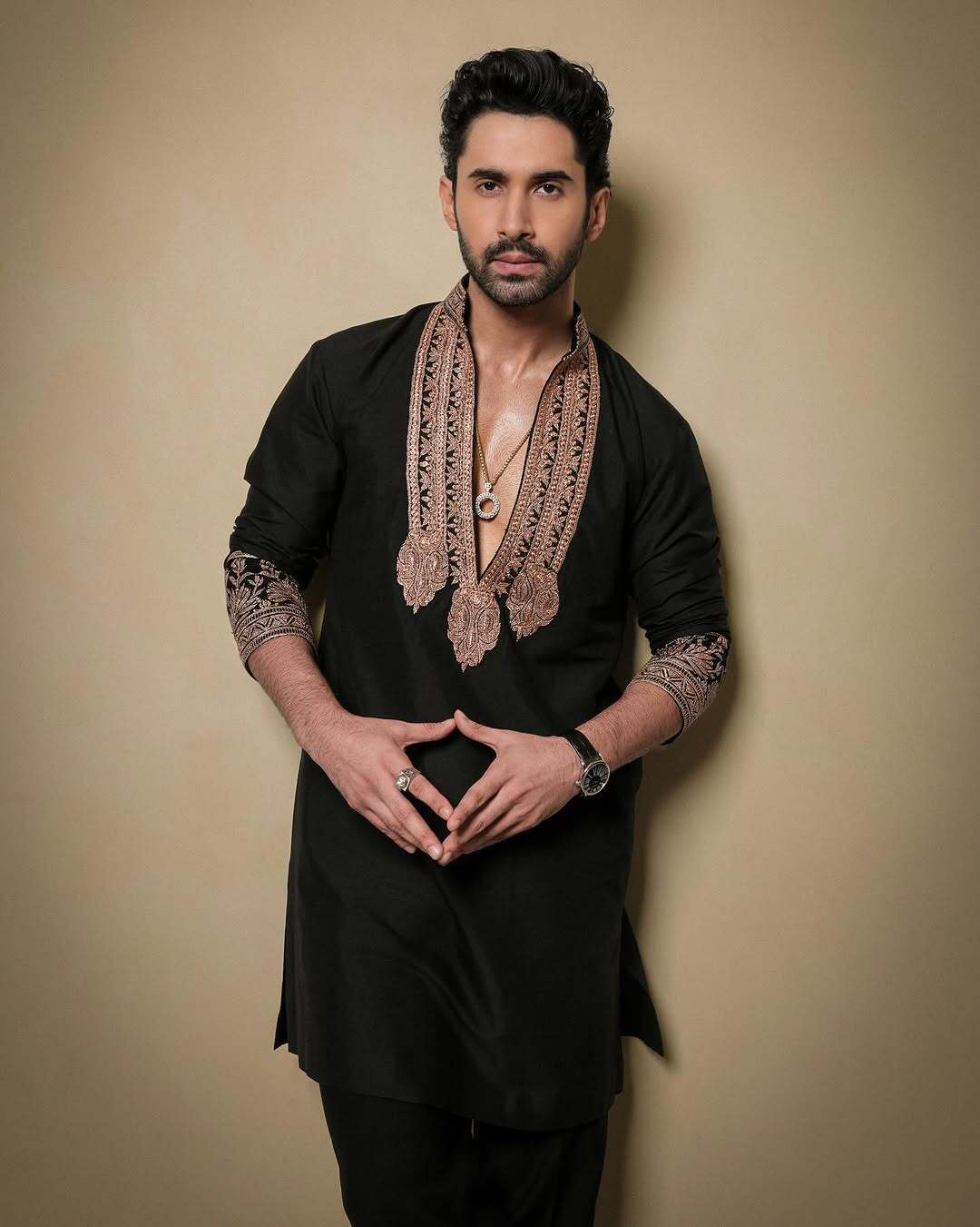 Men's Black kurta set with V-Neck Thread Work Embroidery
