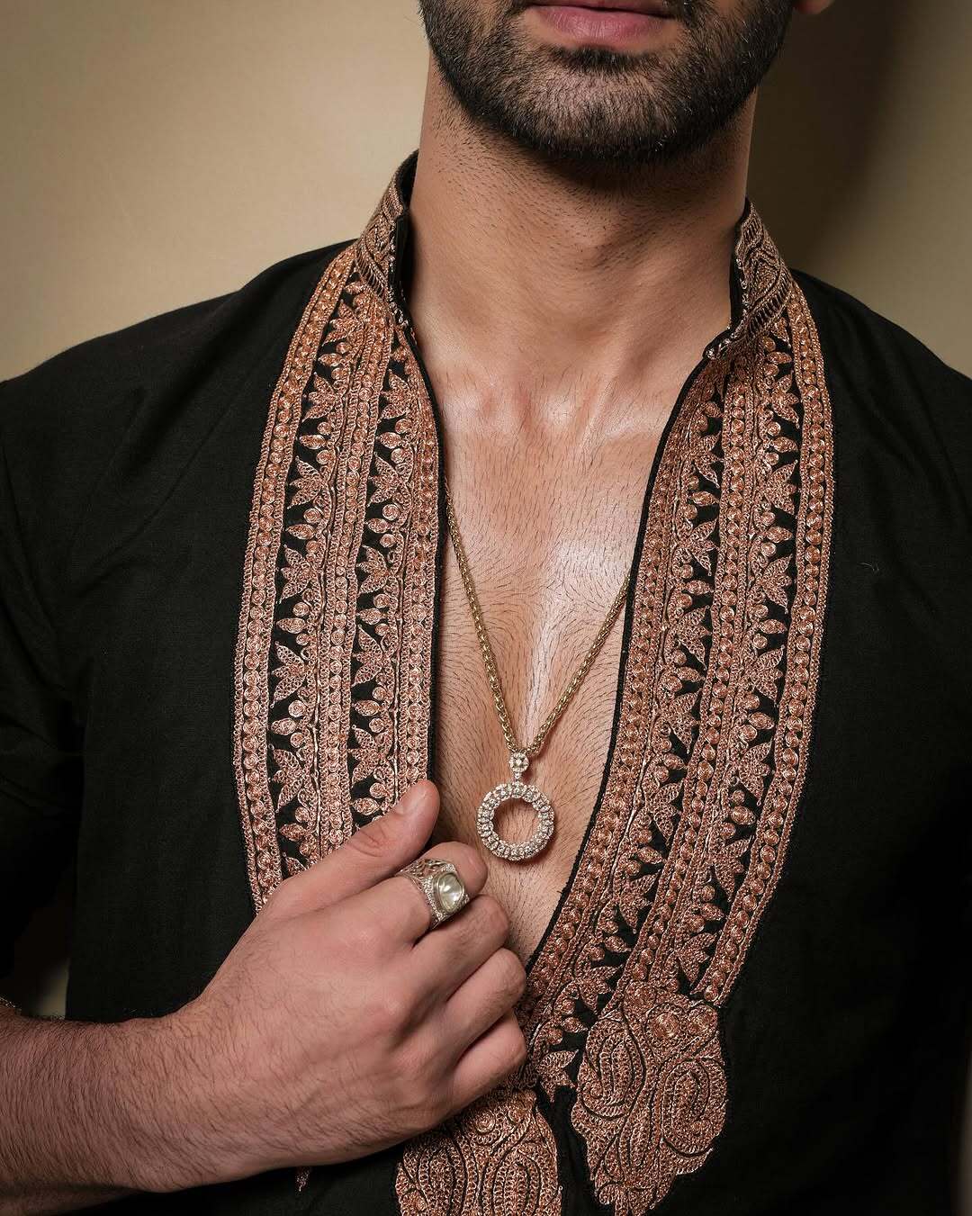 Men's Black kurta set with V-Neck Thread Work Embroidery